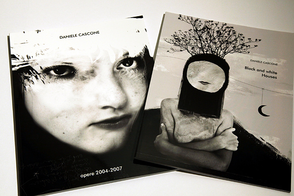 Coperine dei cataloghi in edizione limitata Daniele Cascone - Opere 2004-2007 e Daniele Cascone - Black and white / Houses - Foto 4 di 9